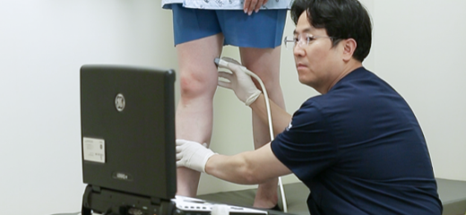 혈관 초음파 검사로 혈액의 역류 확인 이미지